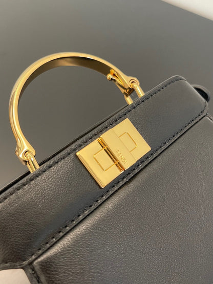 Sac Fendi Peekaboo Iseeu Micro 12 en cuir de veau noir avec détails dorés