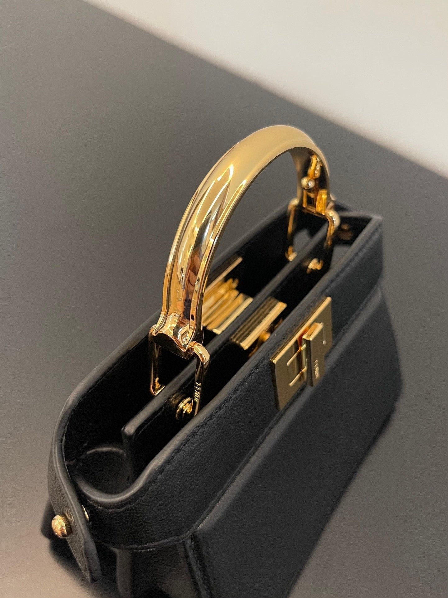 Sac Fendi Peekaboo Iseeu Micro 12 en cuir de veau noir avec détails dorés