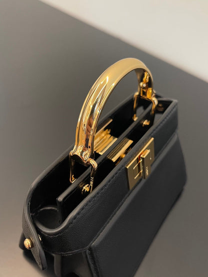 Sac Fendi Peekaboo Iseeu Micro 12 en cuir de veau noir avec détails dorés