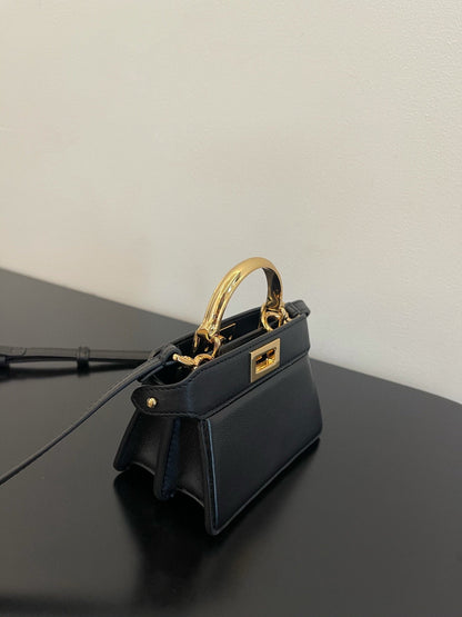 Sac Fendi Peekaboo Iseeu Micro 12 en cuir de veau noir avec détails dorés