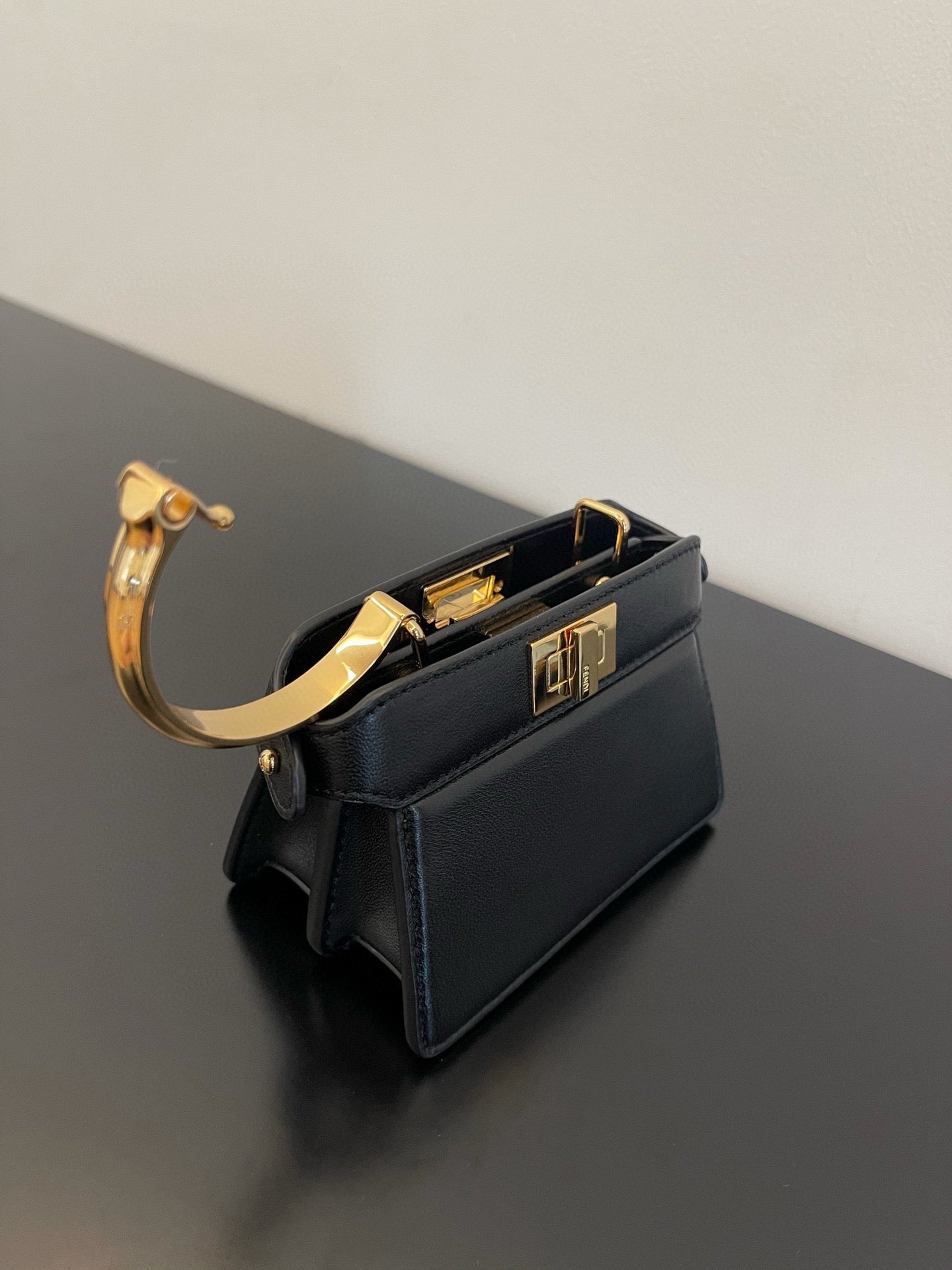 Sac Fendi Peekaboo Iseeu Micro 12 en cuir de veau noir avec détails dorés