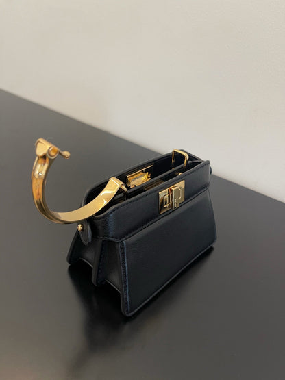 Sac Fendi Peekaboo Iseeu Micro 12 en cuir de veau noir avec détails dorés