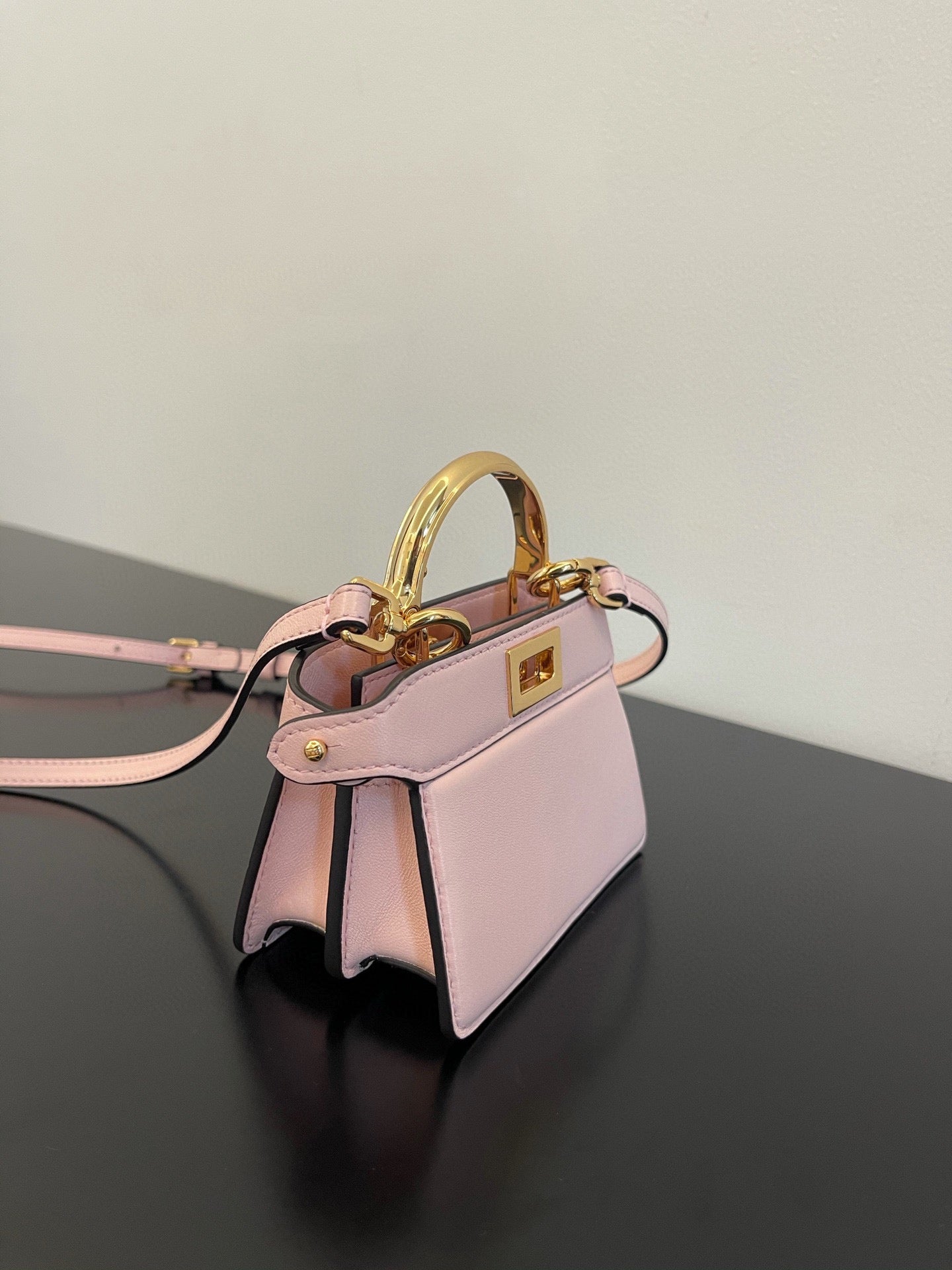 SAC FENDI PEEKABOO ISEEU MICRO 12 EN CUIR DE VEAU ROSE CLAIR AVEC QUINCAILLERIE DORÉ