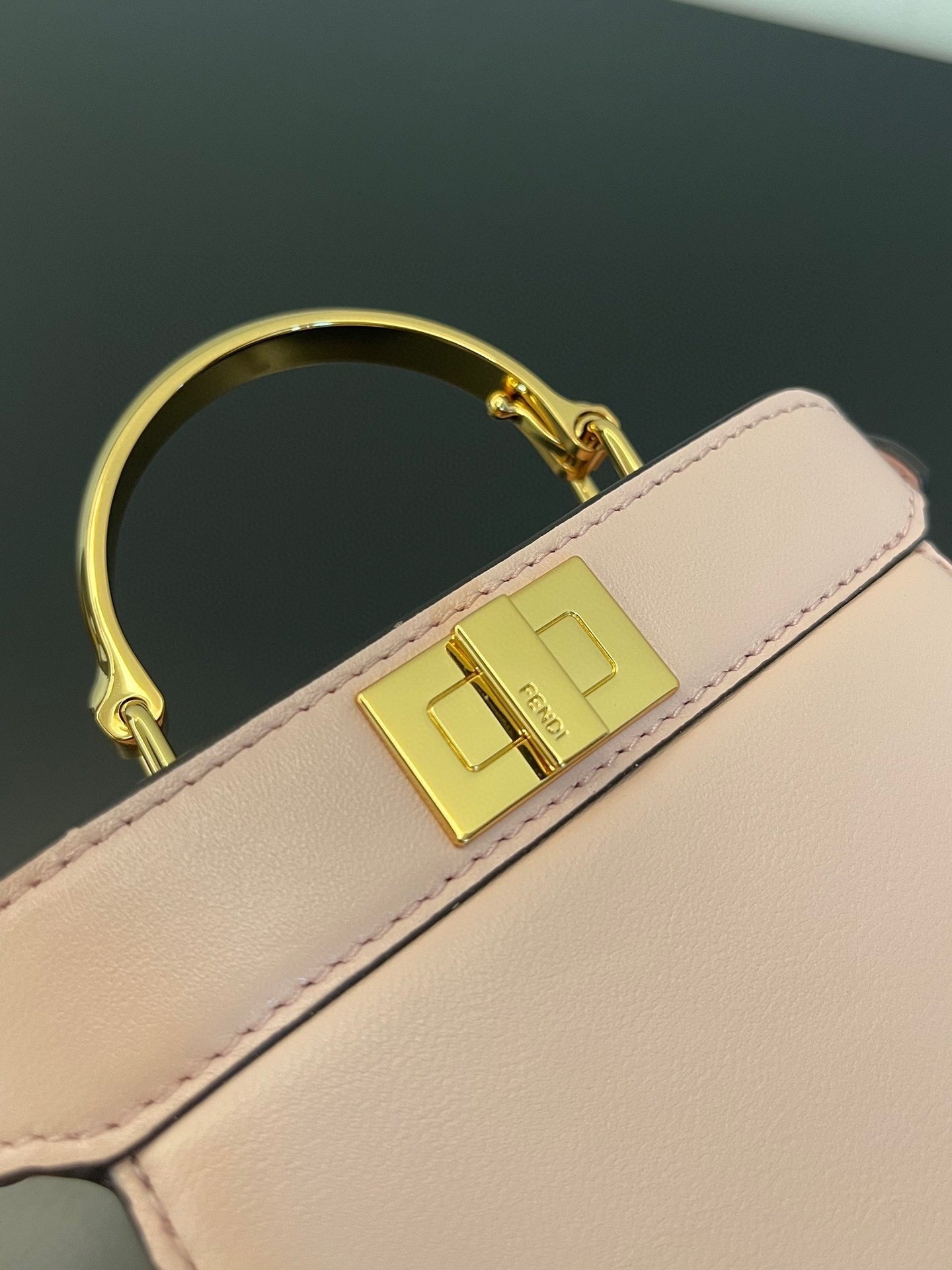 SAC FENDI PEEKABOO ISEEU MICRO 12 EN CUIR DE VEAU ROSE CLAIR AVEC QUINCAILLERIE DORÉ