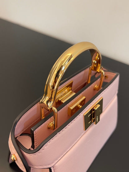 SAC FENDI PEEKABOO ISEEU MICRO 12 EN CUIR DE VEAU ROSE CLAIR AVEC QUINCAILLERIE DORÉ
