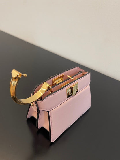 SAC FENDI PEEKABOO ISEEU MICRO 12 EN CUIR DE VEAU ROSE CLAIR AVEC QUINCAILLERIE DORÉ