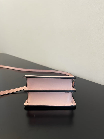 SAC FENDI PEEKABOO ISEEU MICRO 12 EN CUIR DE VEAU ROSE CLAIR AVEC QUINCAILLERIE DORÉ