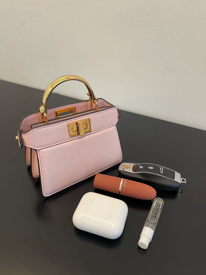 SAC FENDI PEEKABOO ISEEU MICRO 12 EN CUIR DE VEAU ROSE CLAIR AVEC QUINCAILLERIE DORÉ