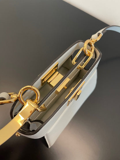 フェンディ ピーカブー イゼウ マイクロ 12 バッグ（ホワイトカーフスキン、ゴールド金具）