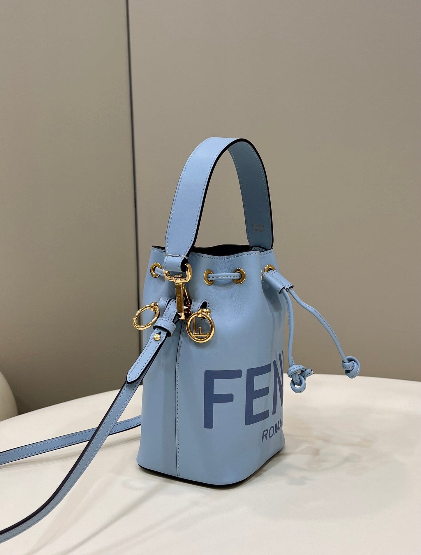 SAC MON TRESOR MINI 18 EN CUIR DE VEAU BLEU CLAIR FF AVEC QUINCAILLERIE DORÉ