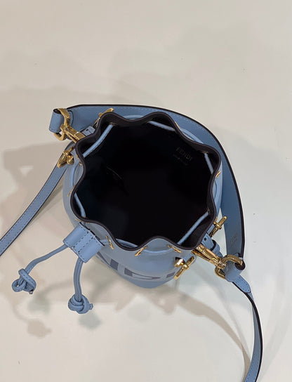 SAC MON TRESOR MINI 18 EN CUIR DE VEAU BLEU CLAIR FF AVEC QUINCAILLERIE DORÉ