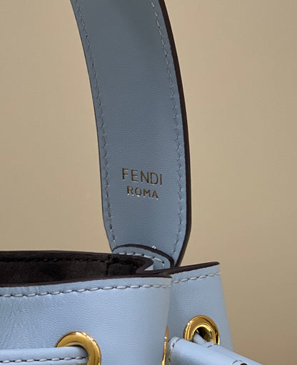 SAC MON TRESOR MINI 18 EN CUIR DE VEAU BLEU CLAIR FF AVEC QUINCAILLERIE DORÉ