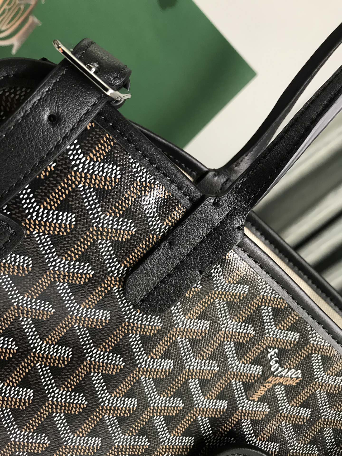 SAC CHIEN GRIS 33 EN TOILE GOYARDINE NOIRE ET GARNITURES EN CUIR DE VEAU BRUN