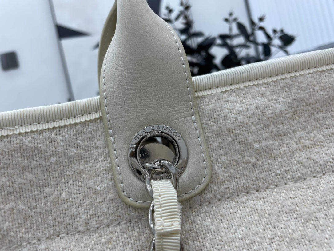 Sac CC Deauville en tweed, cuir beige clair, accessoires argentés, taille 9