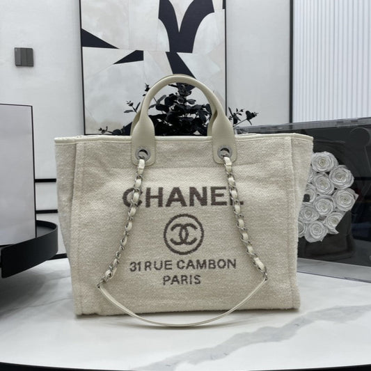 Sac CC Deauville en tweed, cuir beige clair, accessoires argentés, taille 9