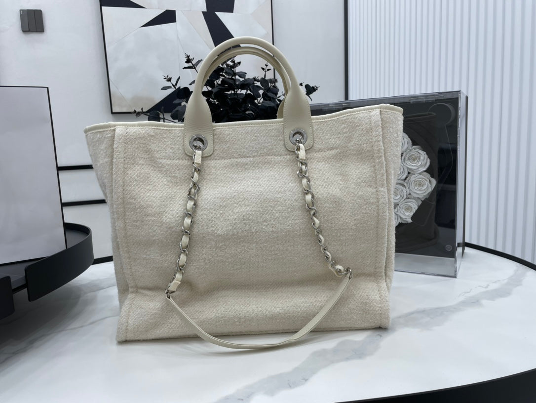 Sac CC Deauville en tweed, cuir beige clair, accessoires argentés, taille 9