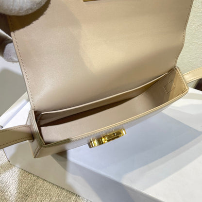 Triomphe classique 20 en cuir de veau beige clair avec finitions dorées