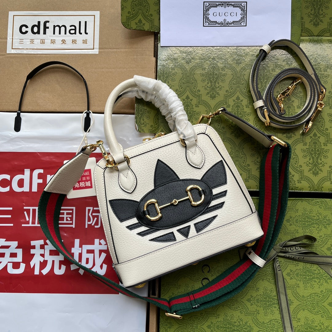 Sac fourre-tout GGxADIDAS HORSEBIT 1955 20 avec bandoulière en toile de veau blanc mélangé noir et matériel doré