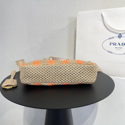 Sac hobo Pra 23 en raphia beige mélangé orange avec logo blanc et accessoires dorés