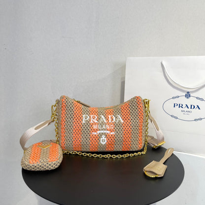 Sac hobo Pra 23 en raphia beige mélangé orange avec logo blanc et accessoires dorés