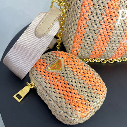 Sac hobo Pra 23 en raphia beige mélangé orange avec logo blanc et accessoires dorés