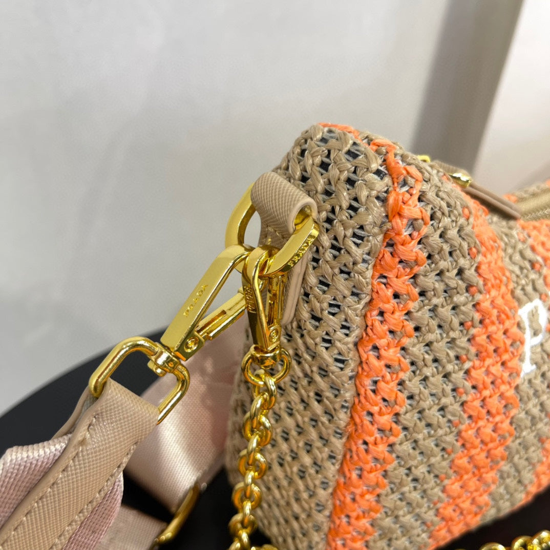 Sac hobo Pra 23 en raphia beige mélangé orange avec logo blanc et accessoires dorés