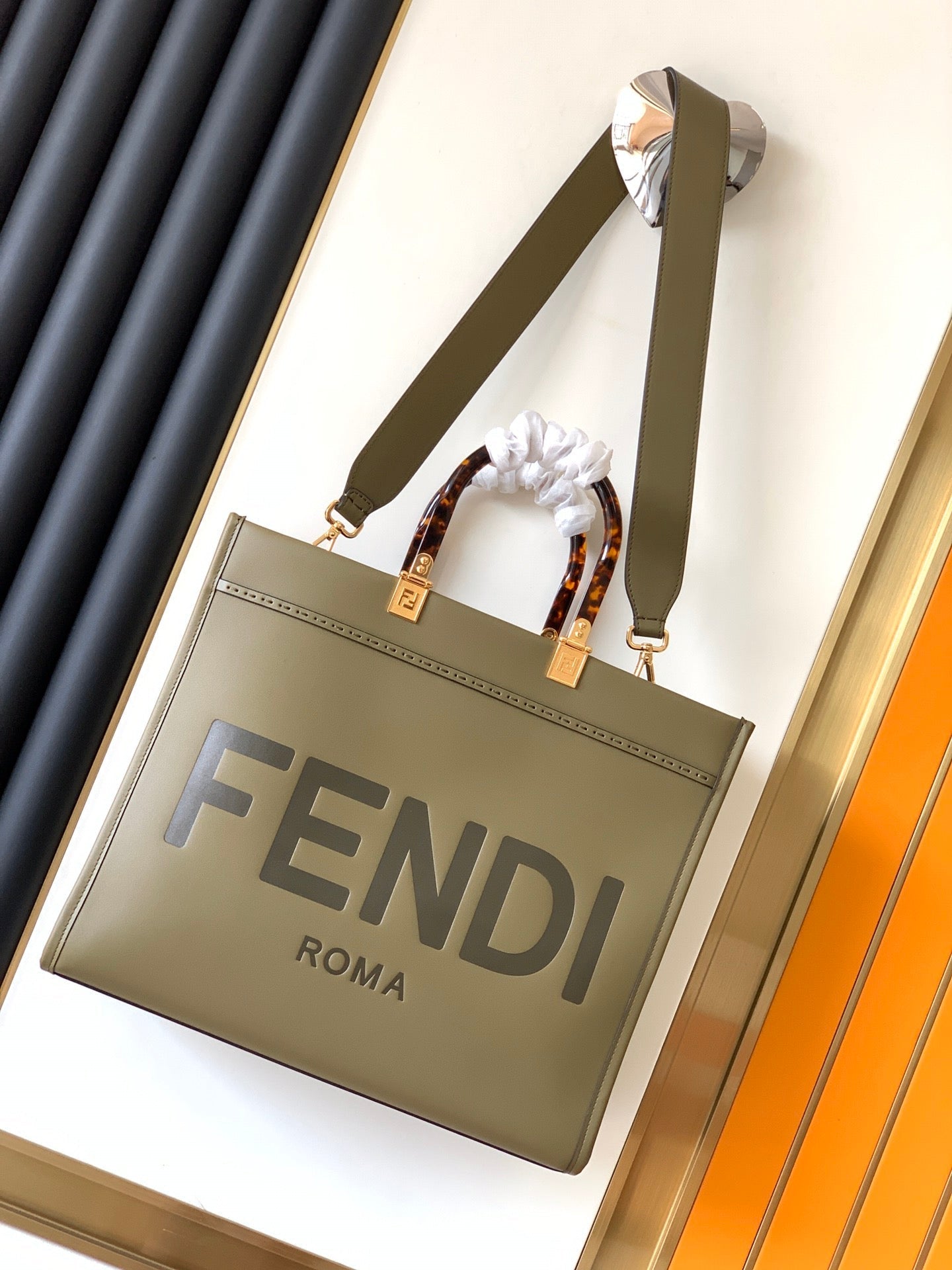 Sac Fend Sunshine Medium 35 en cuir olive 