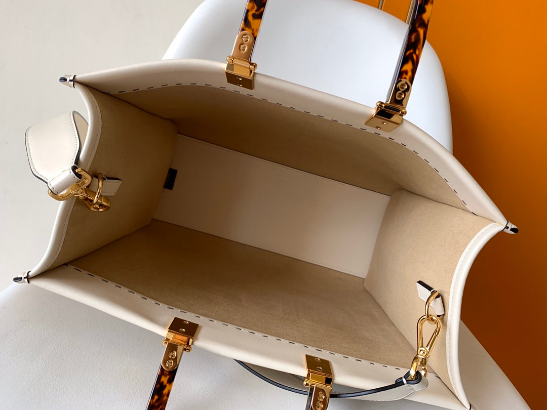 Sac Fend Sunshine Medium 35 en cuir blanc 
