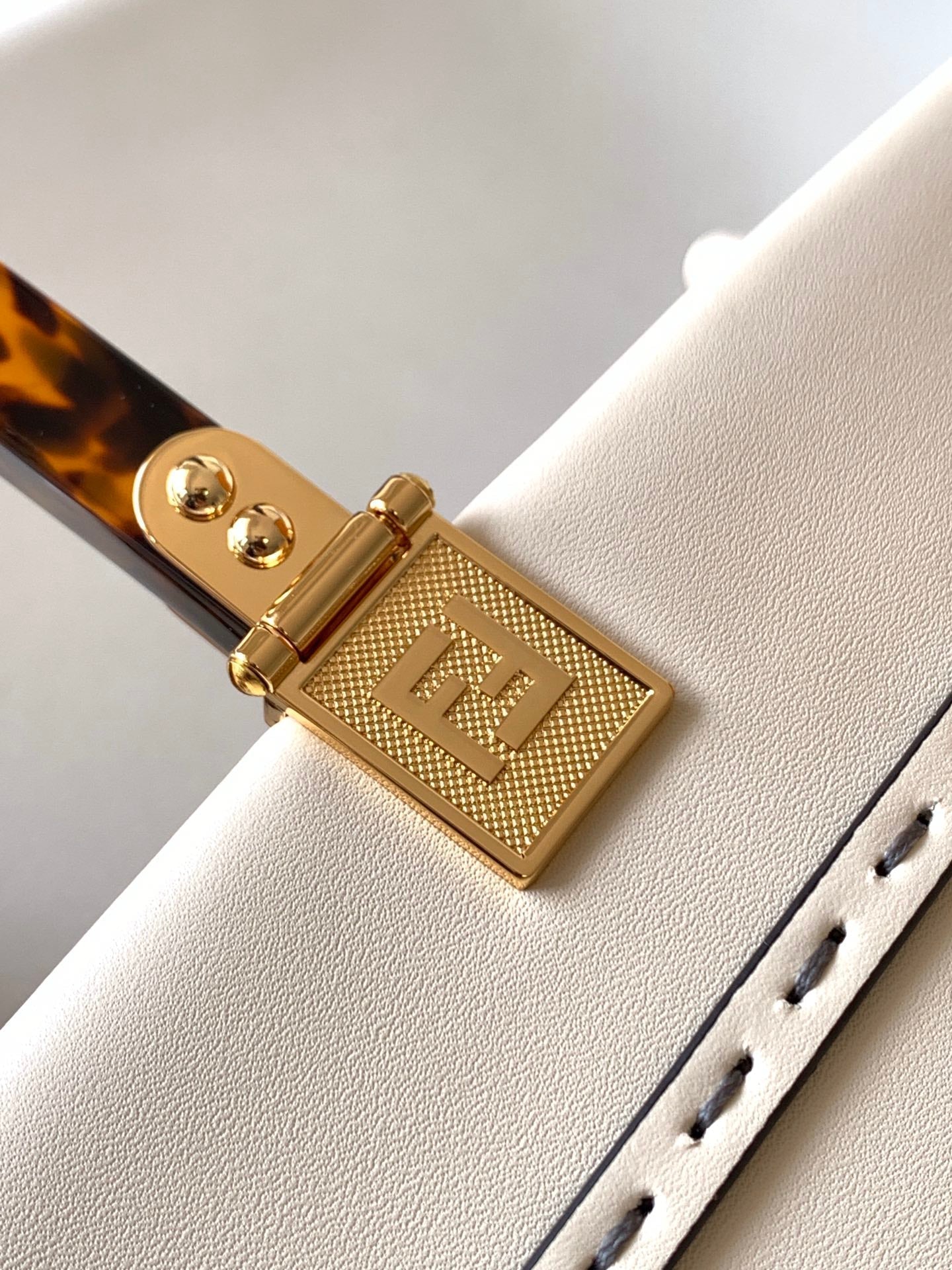 Sac Fend Sunshine Medium 35 en cuir blanc 