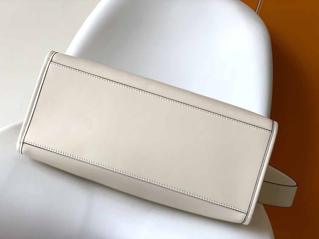 Sac Fend Sunshine Medium 35 en cuir blanc 