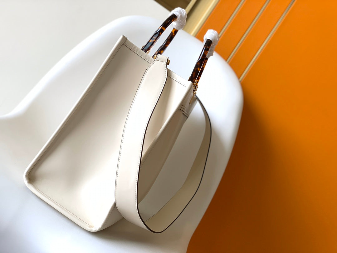 Sac Fend Sunshine Medium 35 en cuir blanc 