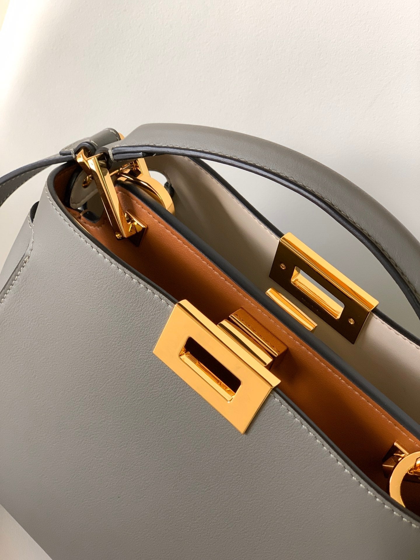 Sac Peekaboo ISeeU Small 27 cm en cuir d'agneau gris et accessoires dorés 