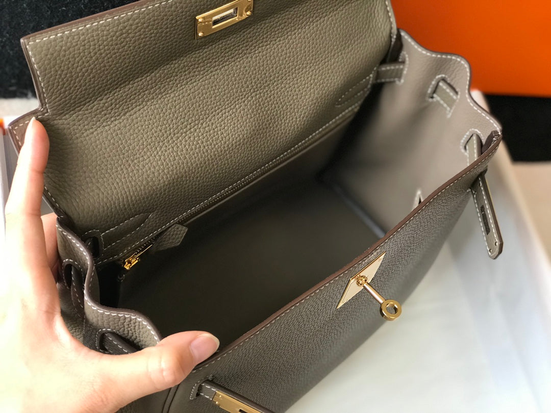 hm kelly 32 cm cuir togo taupe accessoires dorés