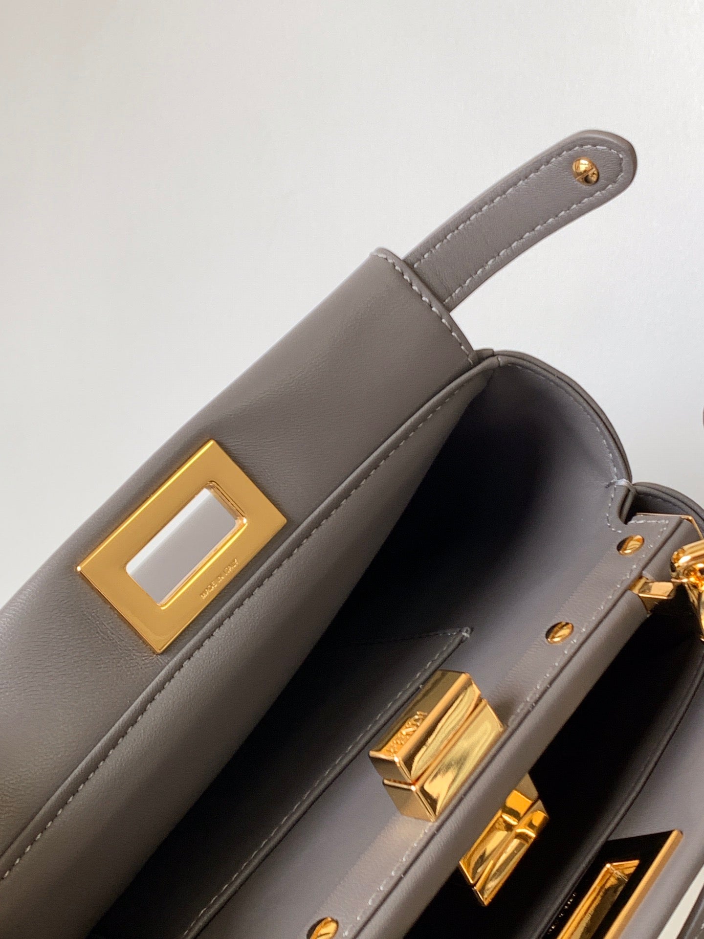 Sac Peekaboo Mini 23 cm en cuir d'agneau taupe et accessoires dorés 