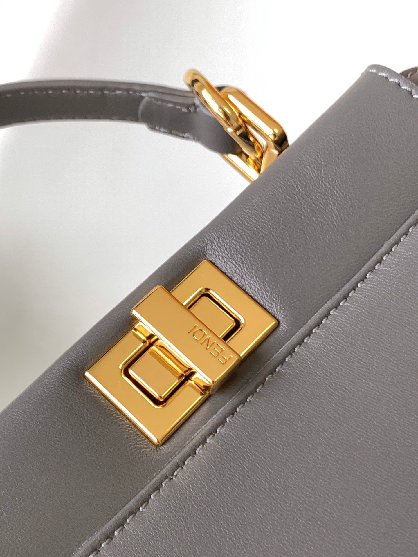 Sac Peekaboo Mini 23 cm en cuir d'agneau taupe et accessoires dorés 