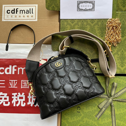 マテラッセレザーショルダーバッグ 23インチ ブラック エンボスカーフスキン ゴールド金具
