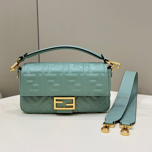 BAGUETTE À MOTIF FF 27 EN CUIR D'AGNEAU SOUPLE VERT VIRIDIEN, QUINCAILLERIE DORÉ