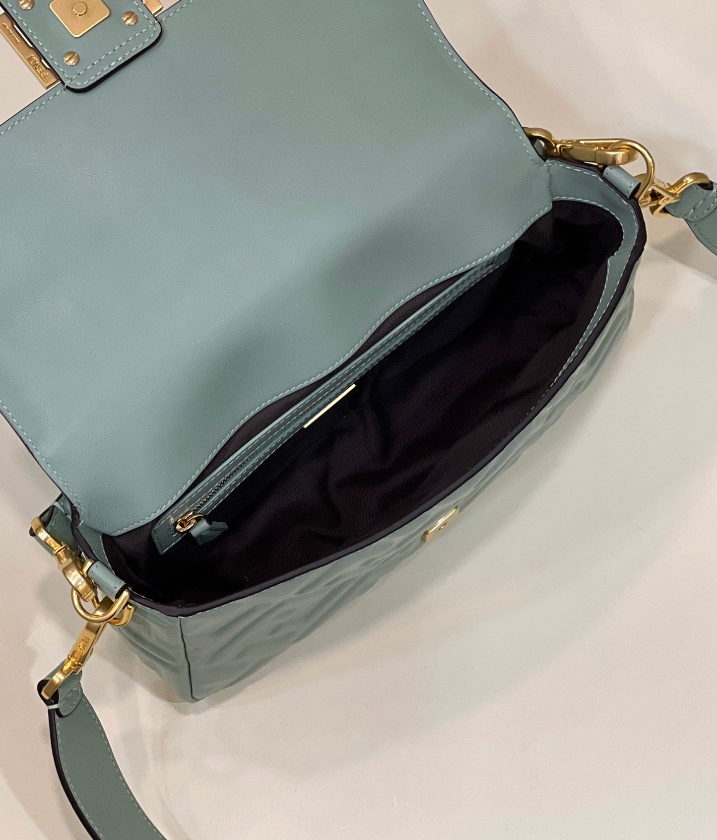 Baguette 27 cm en cuir d'agneau bleu poudré, accessoires dorés