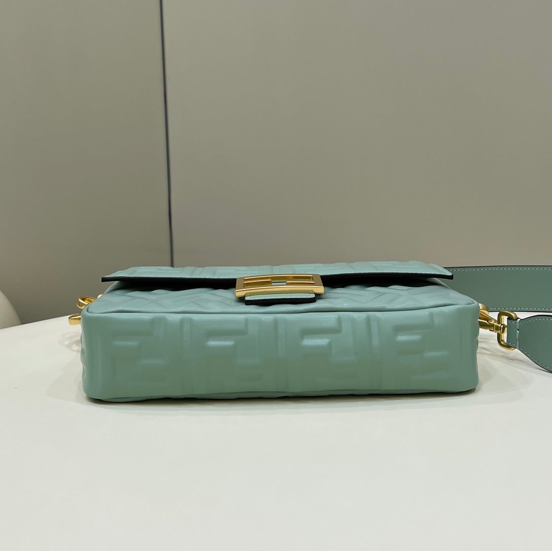 Baguette 27 cm en cuir d'agneau bleu poudré, accessoires dorés