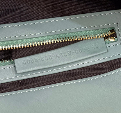 Baguette 27 cm en cuir d'agneau bleu poudré, accessoires dorés