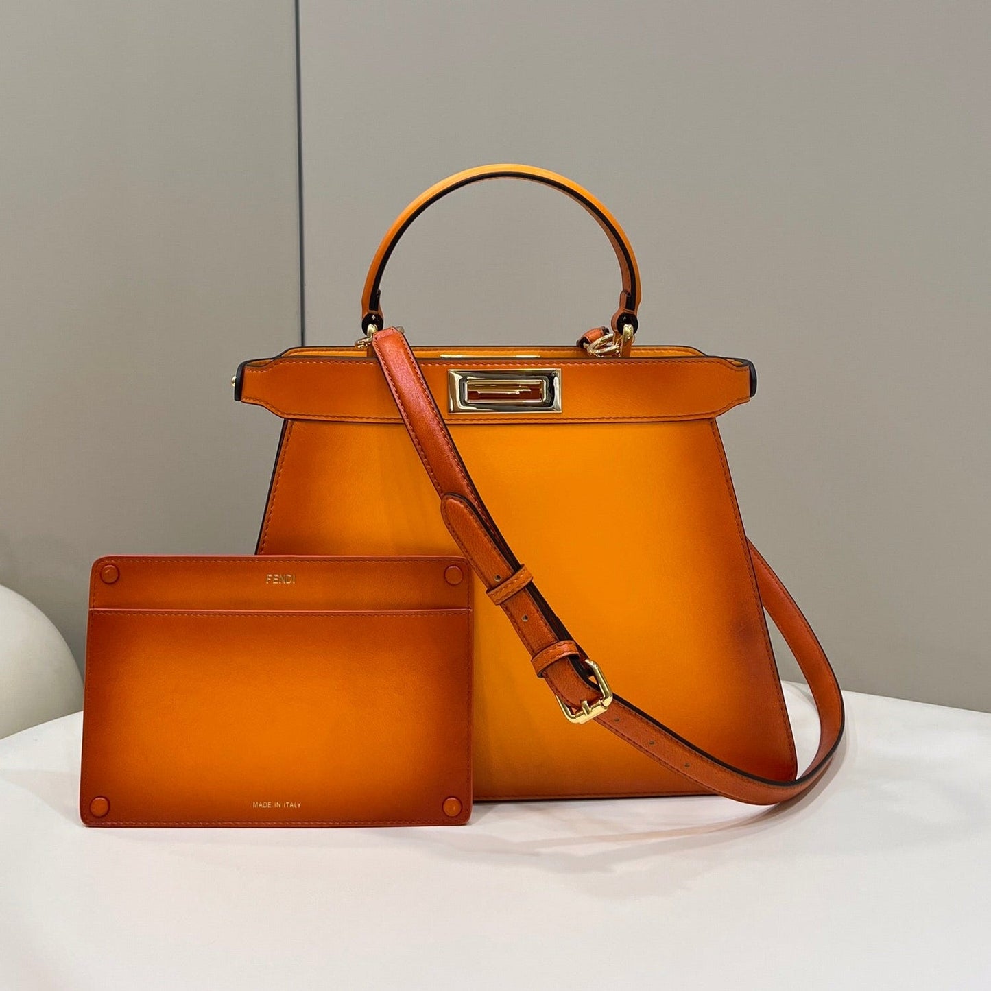 PEEKABOO ISEEU 33 EN CUIR DE VEAU LISSE ORANGE OMBRE, QUINCAILLERIE DORÉ