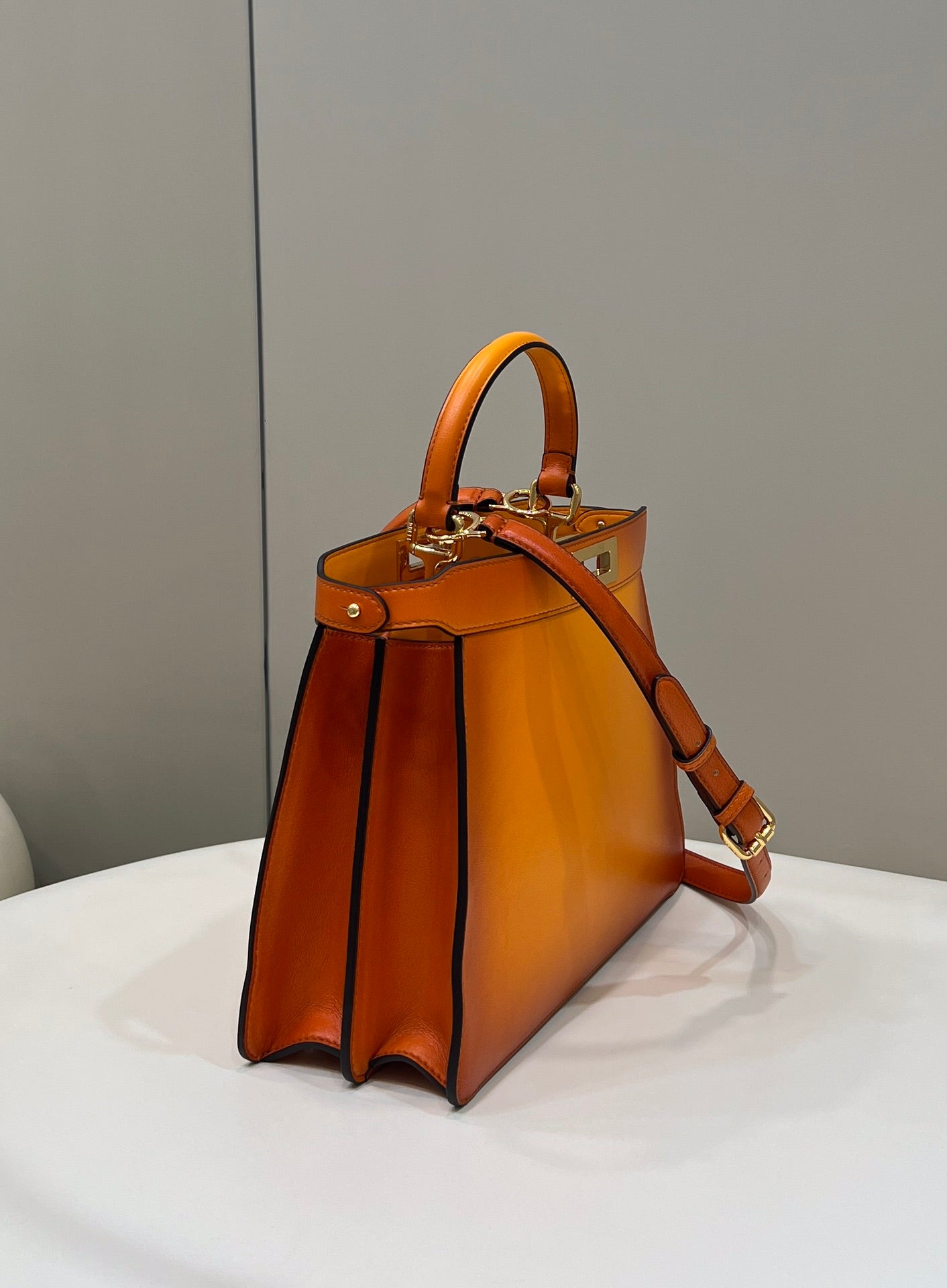 PEEKABOO ISEEU 33 EN CUIR DE VEAU LISSE ORANGE OMBRE, QUINCAILLERIE DORÉ
