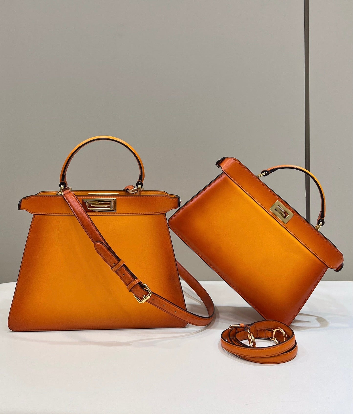 PEEKABOO ISEEU 33 EN CUIR DE VEAU LISSE ORANGE OMBRE, QUINCAILLERIE DORÉ