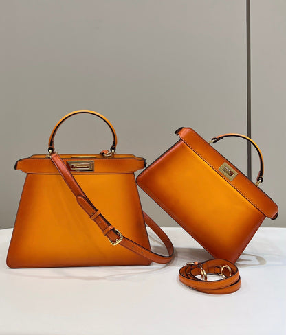 PEEKABOO ISEEU 33 EN CUIR DE VEAU LISSE ORANGE OMBRE, QUINCAILLERIE DORÉ