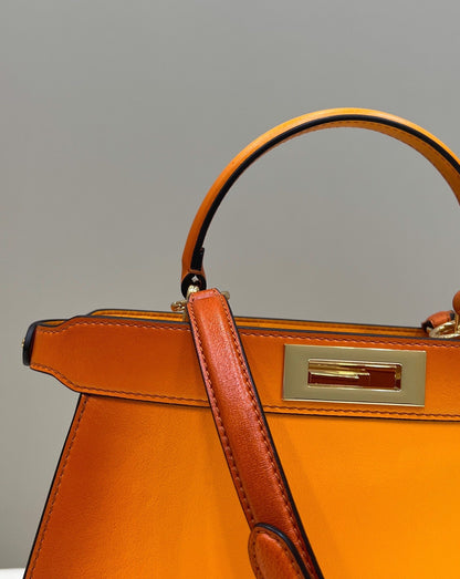 PEEKABOO ISEEU 33 EN CUIR DE VEAU LISSE ORANGE OMBRE, QUINCAILLERIE DORÉ