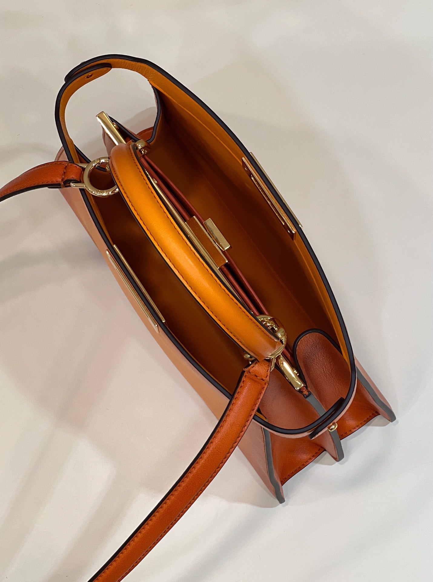 PEEKABOO ISEEU 33 EN CUIR DE VEAU LISSE ORANGE OMBRE, QUINCAILLERIE DORÉ