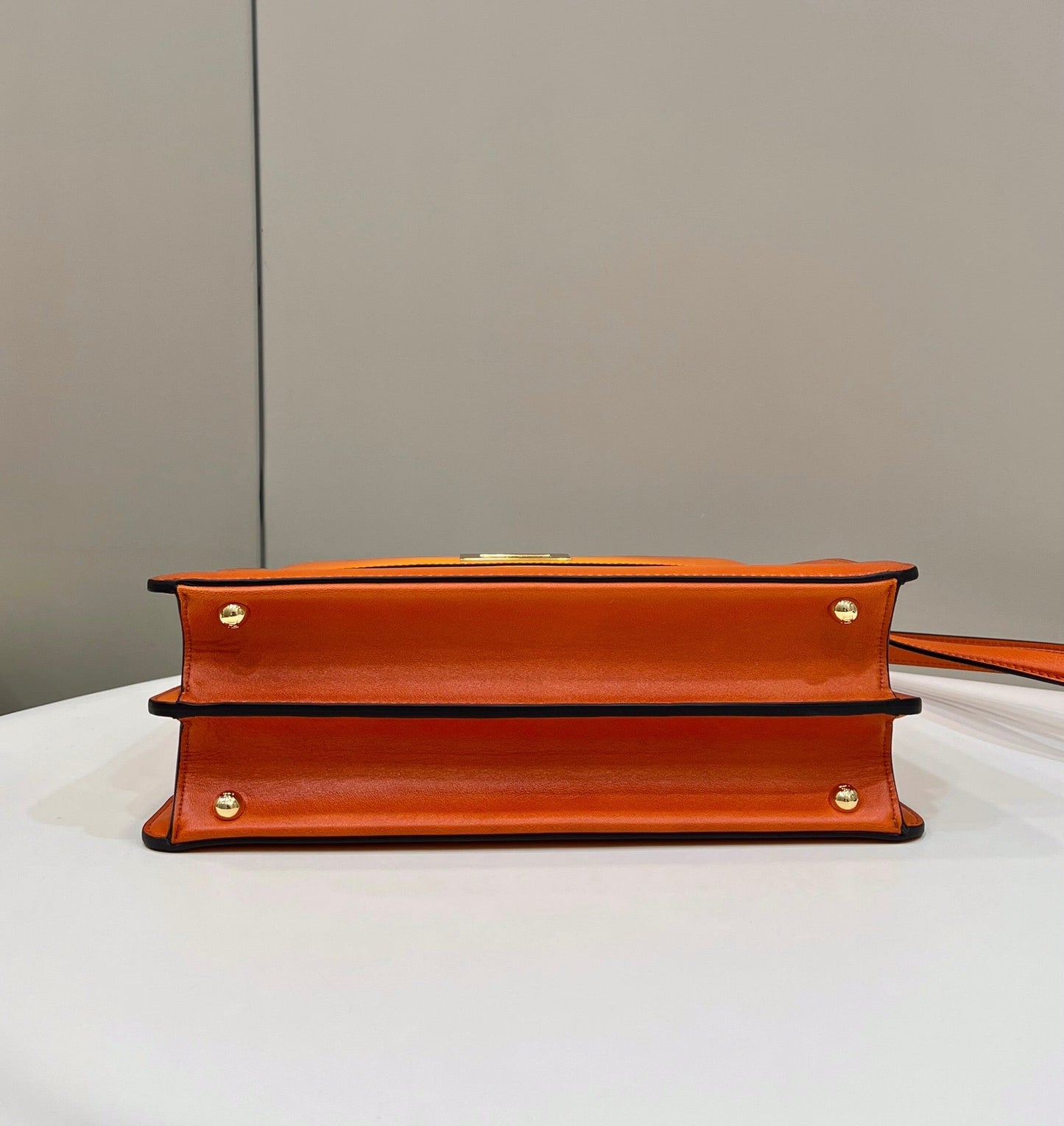 PEEKABOO ISEEU 33 EN CUIR DE VEAU LISSE ORANGE OMBRE, QUINCAILLERIE DORÉ