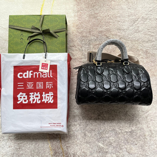 SAC À MAIN MATELASSÉ 31 EN CUIR DE VEAU GAUFRÉ NOIR, QUINCAILLERIE DORÉ