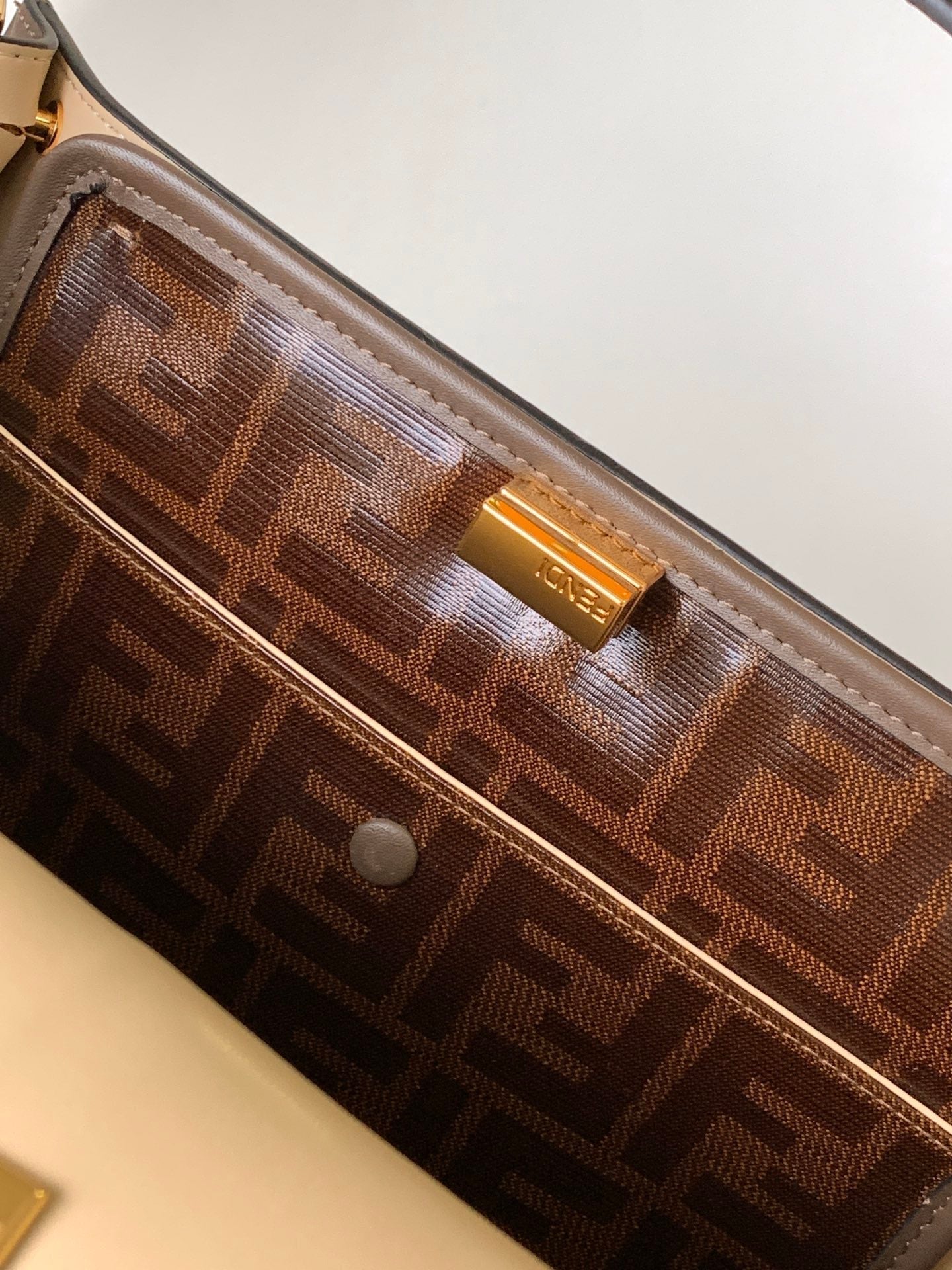 Sac Peekaboo X-lite medium 30 cm en cuir d'agneau marron et accessoires dorés 