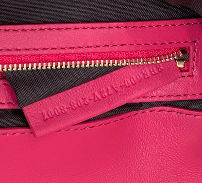 BAGUETTE À MOTIF FF 27 EN CUIR D'AGNEAU SOUPLE ROSE CERISE, QUINCAILLERIE DORÉ